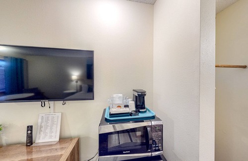 Bandon House | Retro beach hideaway with fast WiFI - walk to downtown attractions