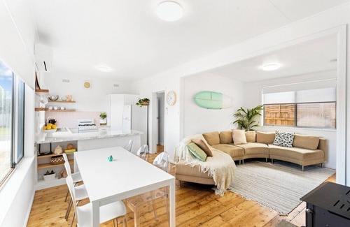 Cowes House | Retro Bungalow near Beach and Shops