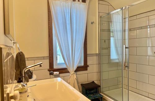 Wakefield Apartment | Retro-chic retreat in the heart of Wakefield