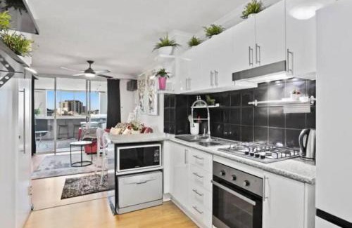 Fortitude Valley Apartment | Retro Chic Vibes, Tropical Pool & Prime Location