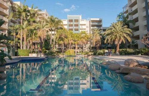 Fortitude Valley Apartment | Retro Chic Vibes, Tropical Pool & Prime Location