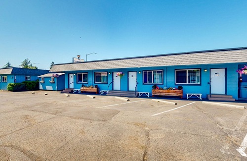 Bandon House | Retro-fun beach suite near beach with fast WiFI - walk to downtown shops