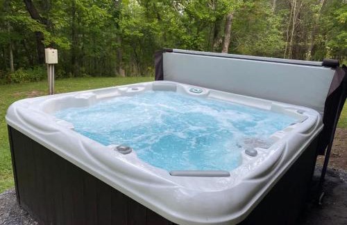 Hensonville House | Retro Retreat Charming Home with Hot Tub & Fire Pit