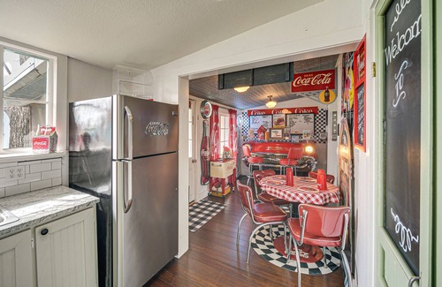 Llano House | Retro Retreat in Llano w/Screened Porch!