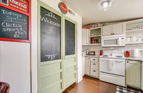 Llano House | Retro Retreat in Llano w/Screened Porch!