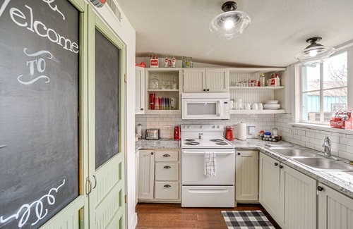 Llano House | Retro Retreat in Llano w/Screened Porch!