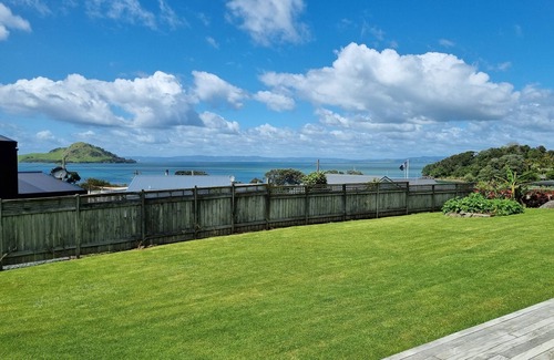 Whangarei Heads House | Retro styled classic kiwi bach in Taurikura