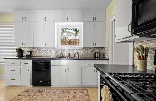 Zilker House | Retro Vibes & Zilker Views: Music House by ACL