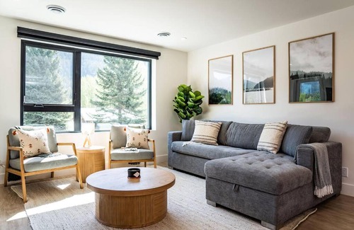 Revelstoke House | Revy Bliss - Dazzling Condo in the Mountains