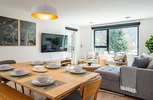Revelstoke House | Revy Bliss - Dazzling Condo in the Mountains