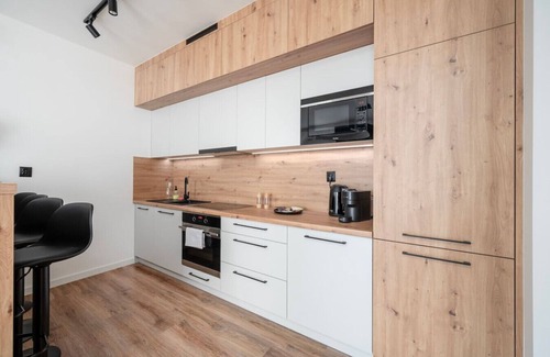 Srodmiescie Apartment | Rewolucji Apartment - 52m2, Parking, Balcony - by Rentujemy