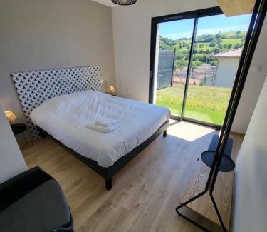 Aurillac Apartment | Rez-de-jardin de Maison avec spa et borne d'arcade