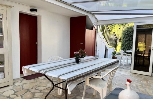 Cambo-les-Bains Apartment | Rez-de-jardin rénové avec terrasse à Cambo-les-Bains, T1 Bis pour 2 personnes, équipé et lumineux - FR-1-495-93