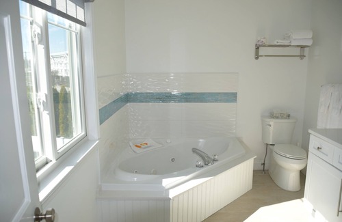 Newport Hotel | Rhea's Inn By The Sea