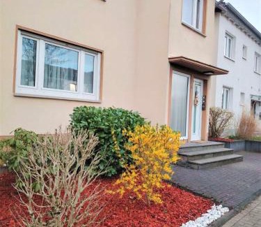 Karthause Apartment | Rhein Ferienwohnung 3-Zimmer Garten Free Parking Netflix Premium Disney Premium