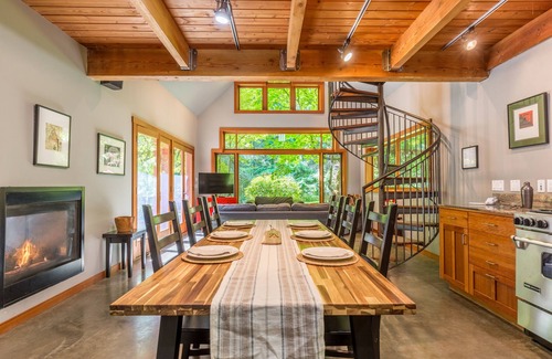 Langley Cabin | Rhythm Waters by AvantStay | Garden Paradise, Pond