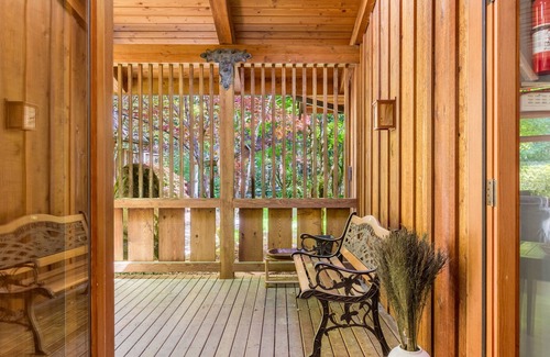 Langley Cabin | Rhythm Waters by AvantStay | Garden Paradise, Pond