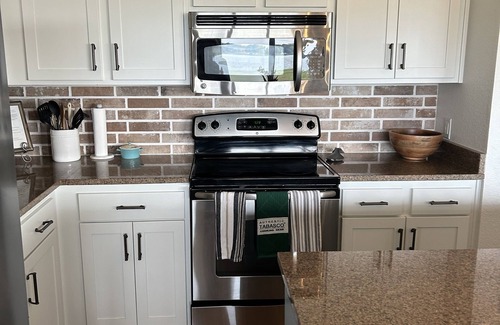 Eureka Condo | Richland Chambers Reservoir Lakefront Condo on First Floor with Outdoor Pool!