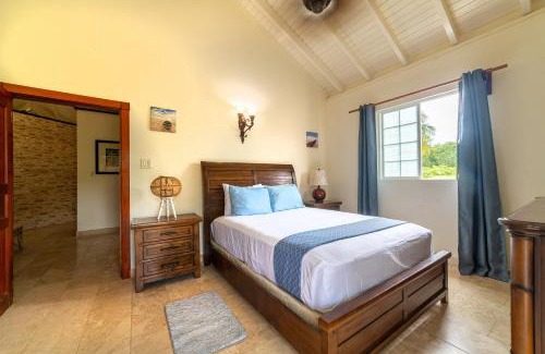 Pont Casse Villa | Ridge Royale with Mountain View, Waterfalls, Hot Tub and Home Cinema