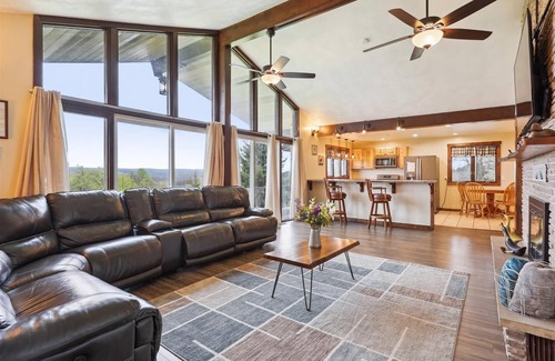 Farmington Cabin | Ridgecrest: Private Pool, Hot Tub, Panoramic Mountain Views!