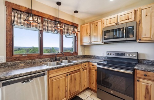 Farmington Cabin | Ridgecrest: Private Pool, Hot Tub, Panoramic Mountain Views!
