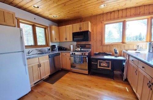 Allenspark House | Ridgeview-Perfect rural headquarters for hiking, wildlife, private and relaxing,