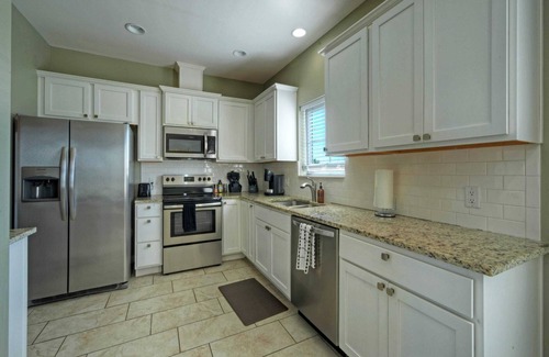 Corpus Christi Cottage | Ridley Retreat Community Pool, Mins to the Beach Corpus Christi + Port A