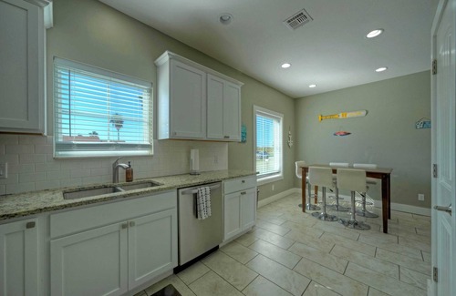 Corpus Christi Cottage | Ridley Retreat Community Pool, Mins to the Beach Corpus Christi + Port A