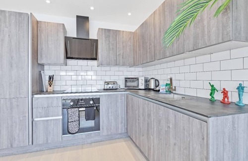 Montpelier Apartment | Right On : Bright On Apartment 1B | By My Getaways