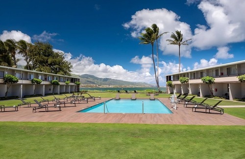 Kahului House | Right on the Water! On-site Pool, Steps to Ho’aloha Park Beach!