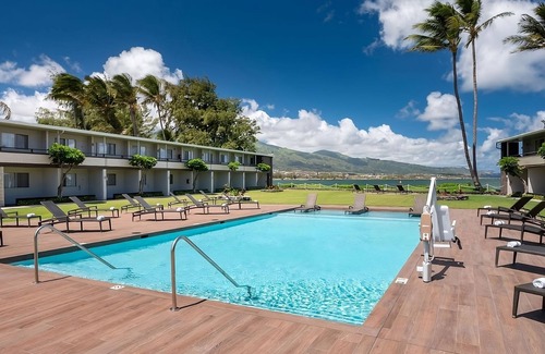 Kahului House | Right on the Water! On-site Pool, Steps to Ho’aloha Park Beach!