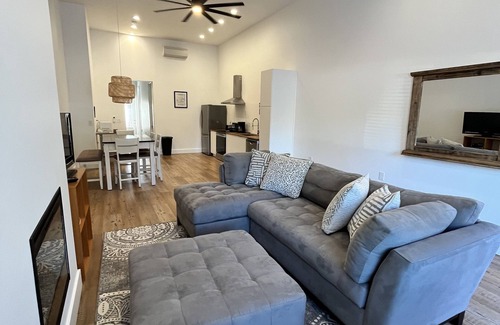 Old Town Condo | Right Side o’ Da Trax