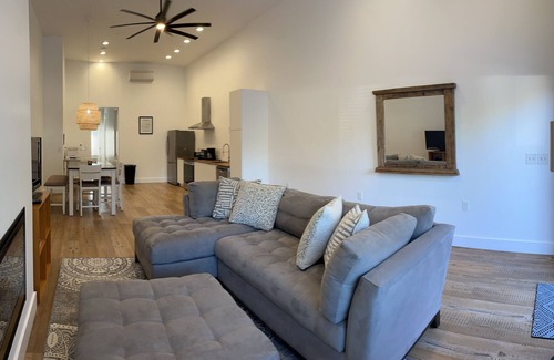 Old Town Condo | Right Side o’ Da Trax