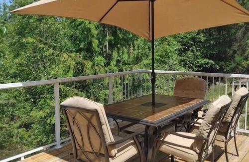 Riondel House | Riondel Lake view guest cottagen