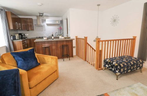 Hendrerwydd Cottage | RISING SUN COTTAGE, with hot tub in Lixwm