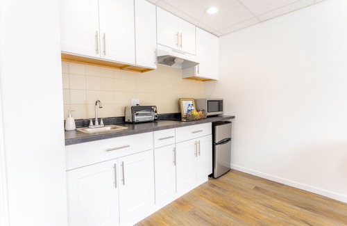 Kutzky Park Apartment | RitaBNB- 2nd #6 · Charming Studio steps away from Mayo