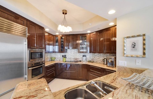 Singer Island Condo | Ritz multi mil 17 flr lux priv beach access ocean view restaurant 2 pool 2 spas