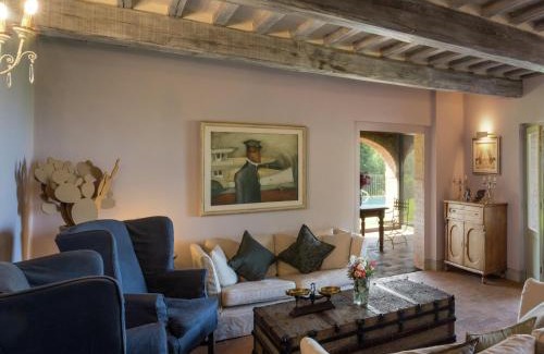 Arezzo Villa | Ritzy Villa on a Wine Estate in Arezzo with Pool