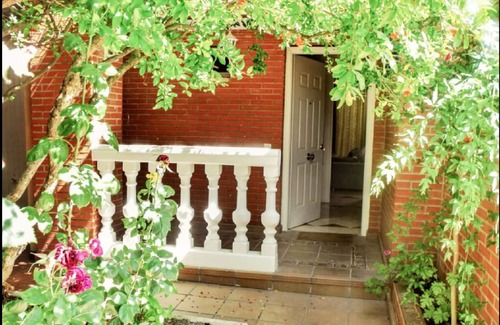 Rivas-Vaciamadrid Ski Chalet | Rivas Villa with covered pool and large garden