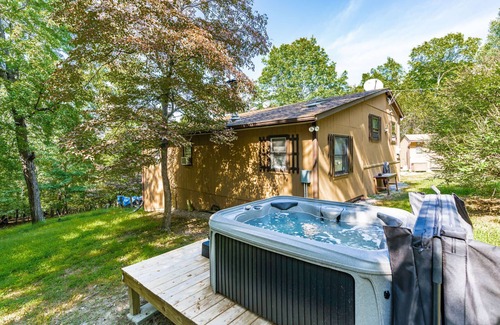 Berkeley Springs Cabin | River Access Cabin with Hot Tub, Fire Pit & WiFi!