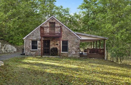 Great Cacapon Ski Chalet | River Access Loft Deck WiFI & Pet Friendly