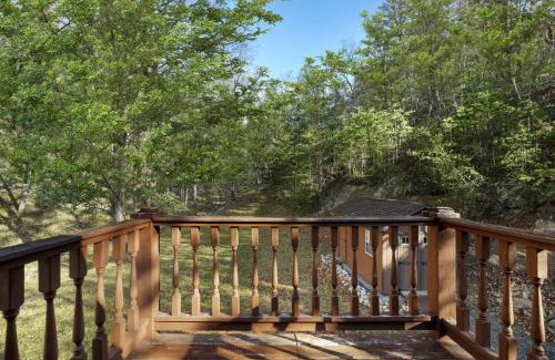 Great Cacapon Ski Chalet | River Access Loft Deck WiFI & Pet Friendly