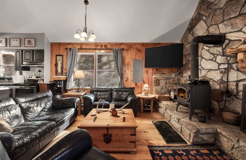 Great Cacapon Ski Chalet | River Access, Loft, Deck, WiFI & Pet Friendly