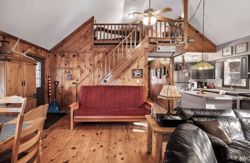 Great Cacapon Ski Chalet | River Access, Loft, Deck, WiFI & Pet Friendly