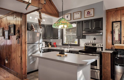 Great Cacapon Ski Chalet | River Access, Loft, Deck, WiFI & Pet Friendly