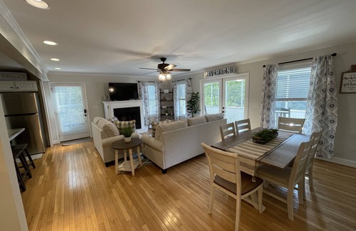 Ellijay House | “River Bend House” Beautiful 3/3 with Hot Tub right on the River! Amazing views!