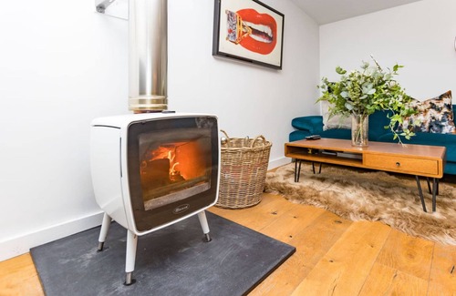 Henley Apartment | River Cabin With Mooring - From 250 Per Night