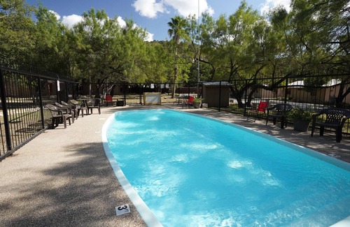 Sabinal Cabin | River Front cabin with access to shared pool!