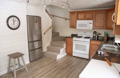 Emlenton House | River Front Cottage with Breathtaking view of Allegheny River