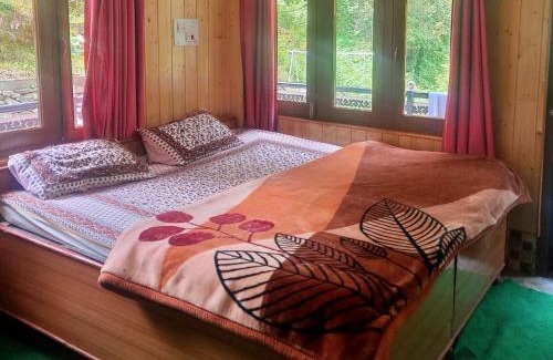 Ghiyagi House | River Front Homestay